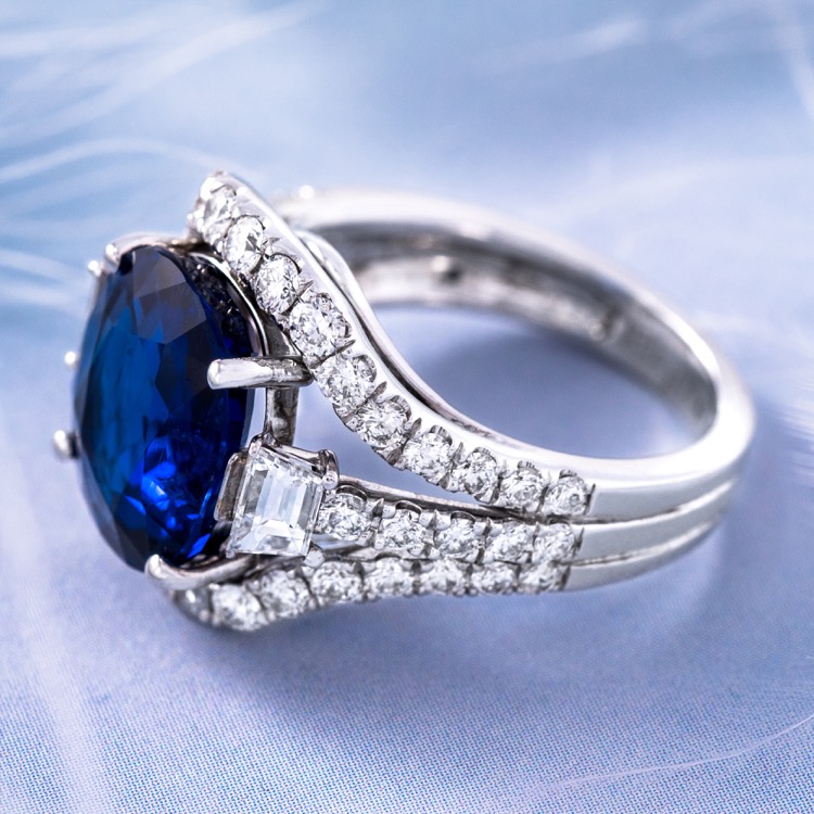 Burma No Heat Sapphire and Diamond Ring, 18 Karat Gold