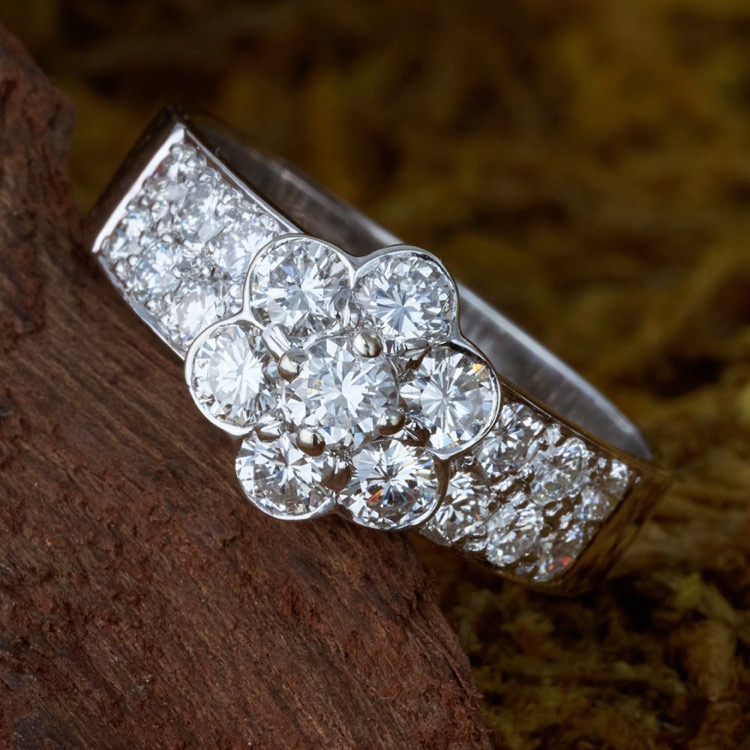 Van Cleef & Arpels Diamond Ring, 18 Karat White Gold