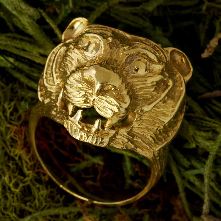 Van Cleef & Arpels Lions Head Ring, 18 Karat Yellow Gold